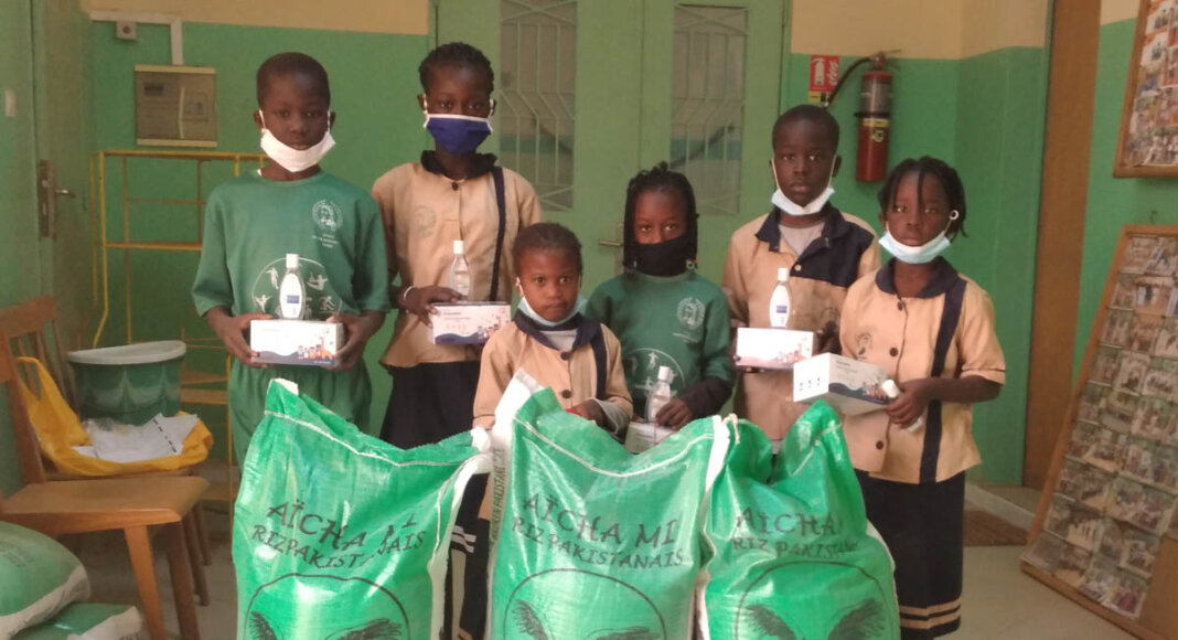 Auch die Familien der Schulpaten-Kinder wurden mit Reisspenden bedacht. Außerdem gab es für die Schulen Mund-Nasen-Masken sowie Desinfektionsmittel. Foto: Privat
