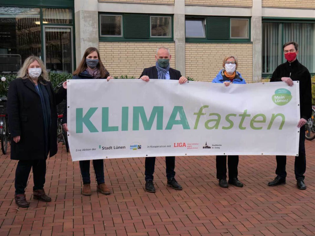Klimafasten_01.02.2021-1 Sandra Osowski (Klimaschutzmanagerin Stadt Lünen), Anja Paechnatz (Nachhaltigkeitsbeauftragte), Arnold Reeker (Technischer Beigeordneter der Stadt Lünen), Dr. Katrin Stückrath (Lüner Initiative gegen globale Armut) und Pfarrer Udo Kytzia (evangelische Stadtkirche) (v.l.n.r.) stellen das Banner vor, das am Rathaus für die Aktion KLIMAfasten wirbt.