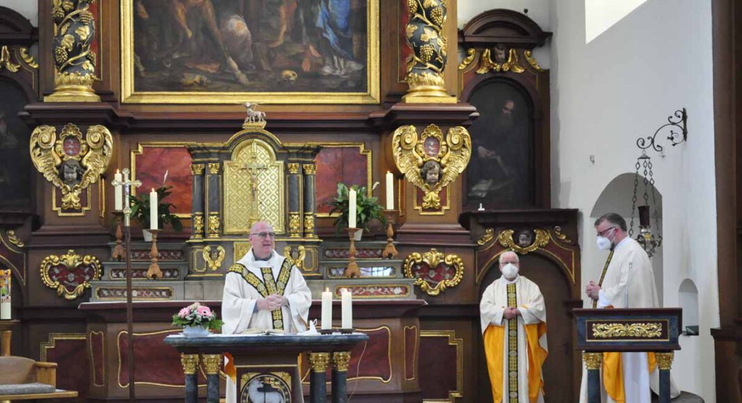 Provinzial Christopherus Goedereis stand der Eucharistiefeier vor, rechts im Bild: Pfarrdechant Jürgen Schäfer. Foto: Schwarze