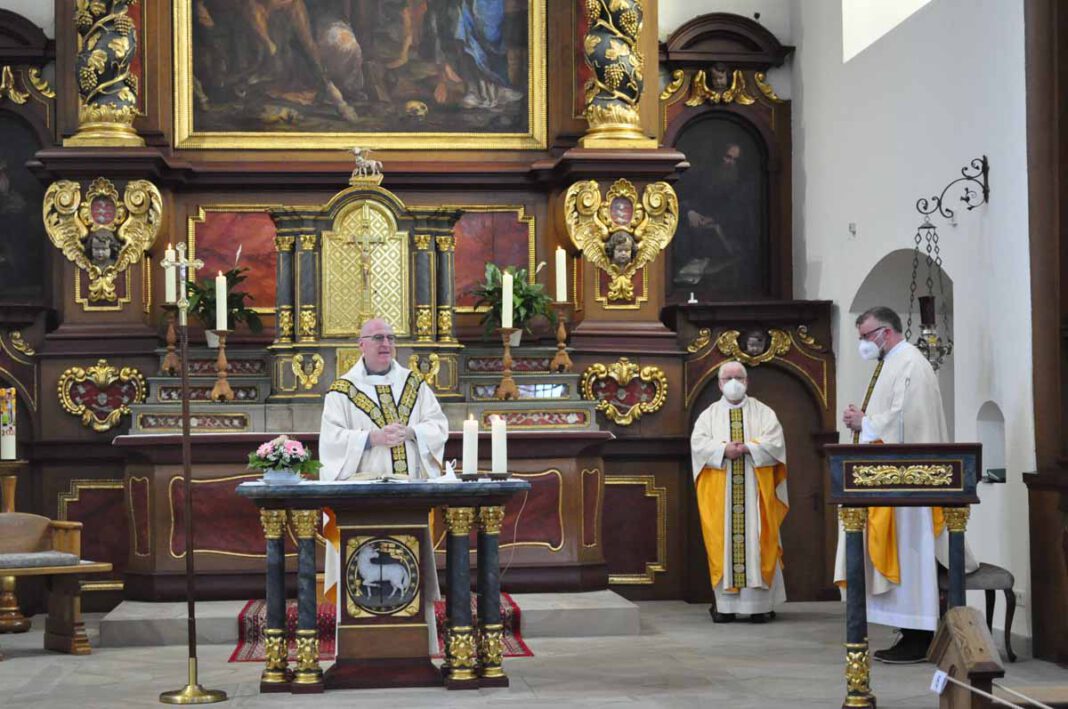 Kloster_Eröffnung 1 Provinzial Christopherus Goedereis stand der Eucharistiefeier vor, rechts im Bild: Pfarrdechant Jürgen Schäfer. Foto: Schwarze