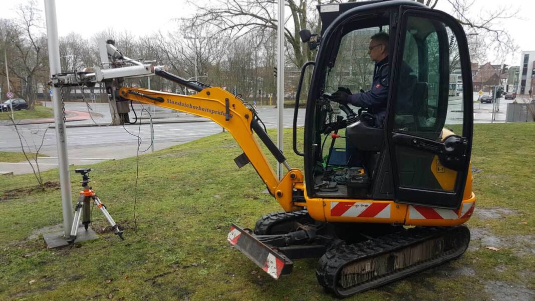 Laternen_Standfestigkeit Im Auftrag der Stadt Werne wurde die Standfestigkeit der Masten auf den städtischen Grundstücken getestet. Foto: Wagner