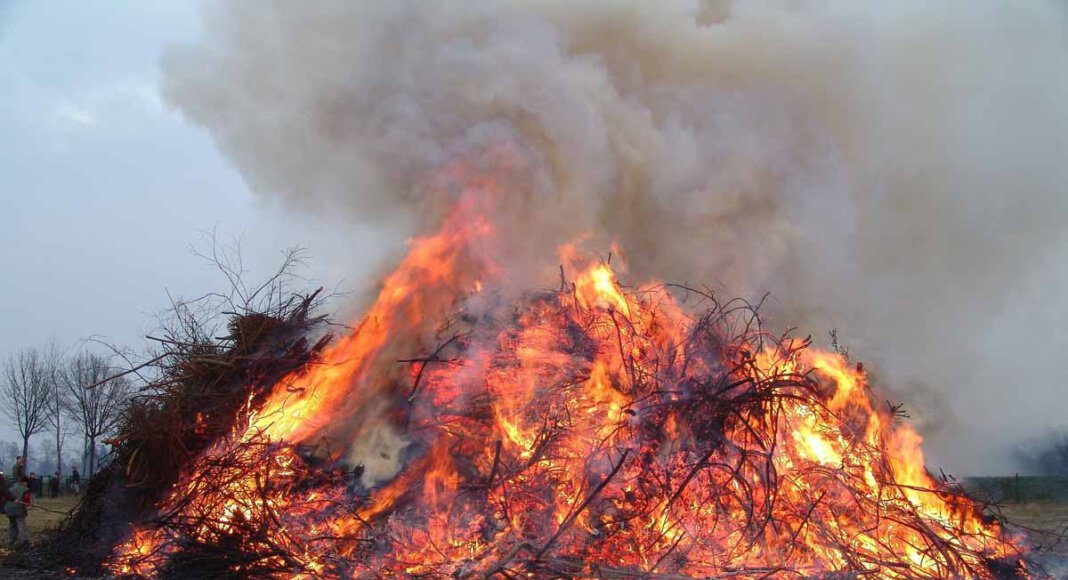 Das Brauchtum, ein Osterfeuer abzubrennen, ist wegen der Pandemie auch in diesem Jahr stark gefährdet. Foto: pixabay