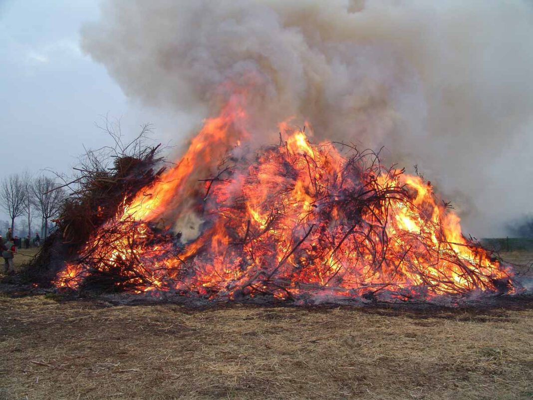 Osterfeuer_pixabay Das Brauchtum, ein Osterfeuer abzubrennen, ist wegen der Pandemie auch in diesem Jahr stark gefährdet. Foto: pixabay
