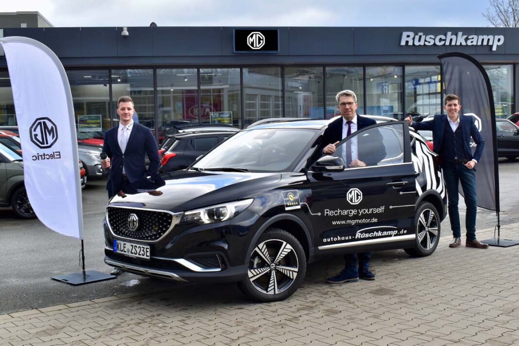 Pressefoto MG Rüschkamp MG-Experte Daniel Cernucenko (links), Michael Wilke (Geschäftsführer) und Tim Wilke (rechts, Ass. der Geschäftsleitung) informierten über die Neuigkeiten. Foto: Rüschkamp