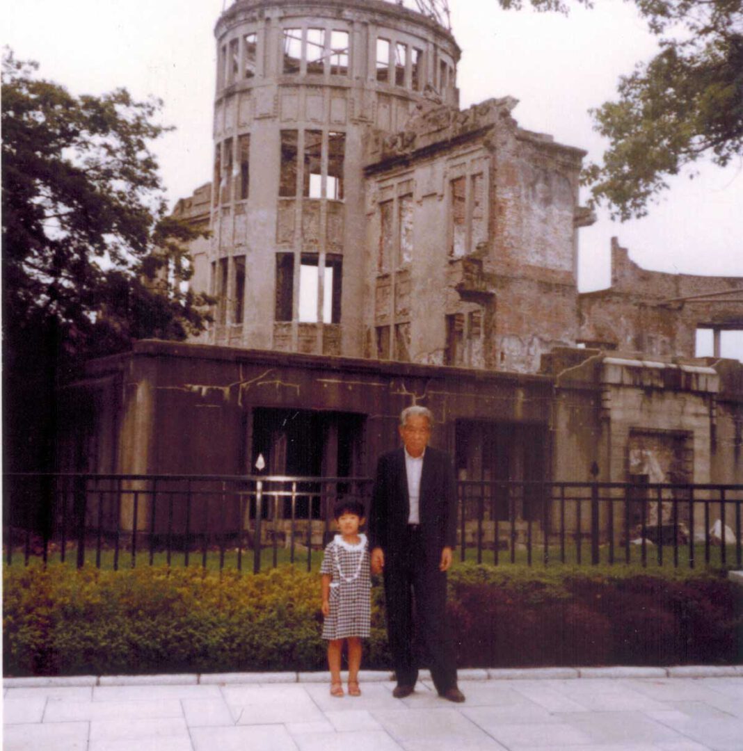 Rima und Shigemi Ideguchi Foto Privat_18.02.2021 Shigemi Ideguchi (r.) erlebte den Atombombenabwurf aus unmittelbarer Nähe – und überlebte es. Neben ihm auf dem Bild steht seine Enkelin Rima Ideguchi. Foto: Privat