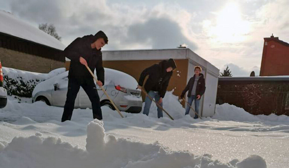 Schüler des St. Christophorus Gymnasiums erwiesen sich als tatkräftige Helfer für viele Werner beim Schneeschieben. Foto: Privat