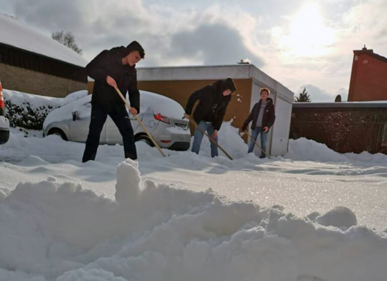 Schüler des St. Christophorus Gymnasiums erwiesen sich als tatkräftige Helfer für viele Werner beim Schneeschieben. Foto: Privat