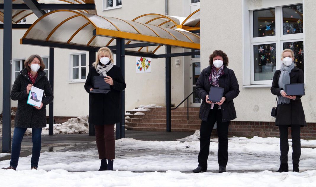 Spende Tablets Selmer Schulen Remondis Aqua-Geschäftsführerin Katrin Brenner (2.v.l.) und Stadtwerke-Geschäftsführerin Verena Ginter (r.) übergaben die Tablets an Schuldezernentin Sylvia Engemann (2.v.r.) und die Leiterin der Grundschule Auf den Äckern Anja Knipping als Stellvertreterin für alle Selmer Schulen. Foto: M. Woesmann / Stadt Selm