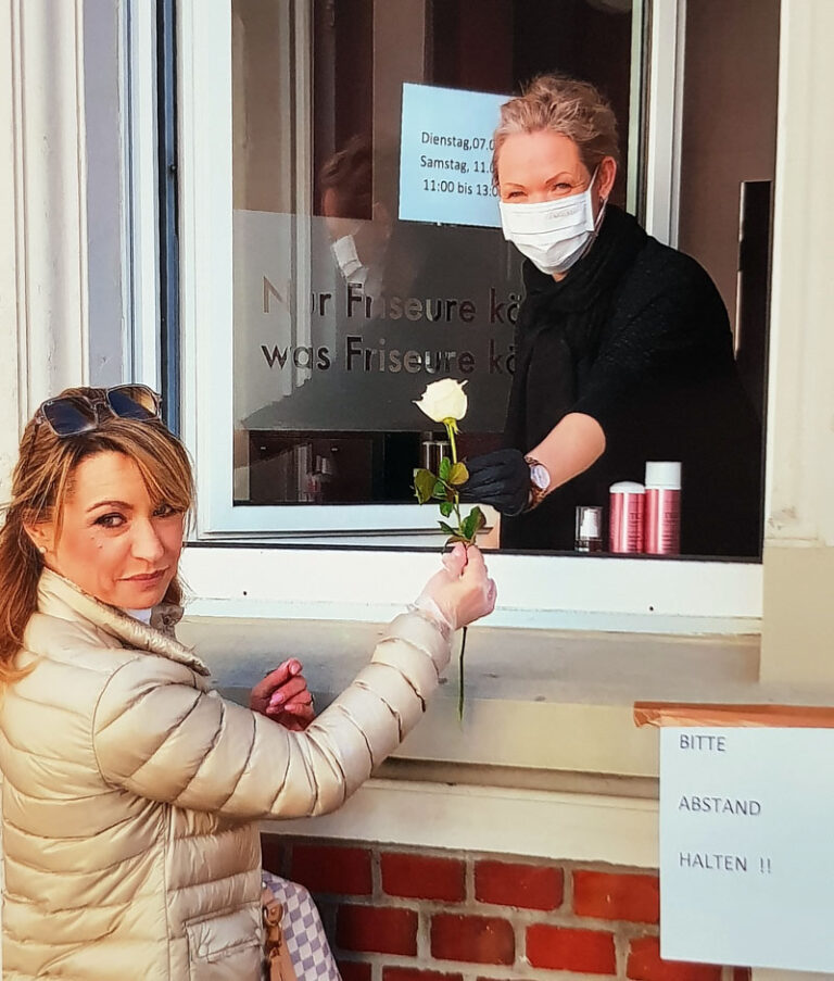 Friseurmeisterin Katrin Stockhausen machte zwischenzeitlich einen Fensterverkauf. Am 1. März dürfen sie und ihre Kolleginnen wieder ihre Salons öffnen. Foto: Privat