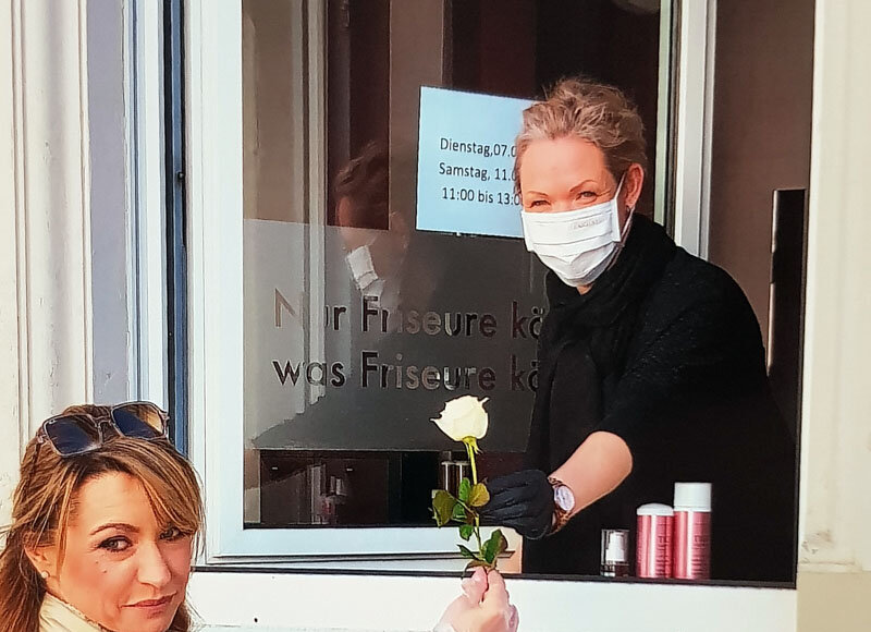 Friseurmeisterin Katrin Stockhausen machte zwischenzeitlich einen Fensterverkauf. Am 1. März dürfen sie und ihre Kolleginnen wieder ihre Salons öffnen. Foto: Privat