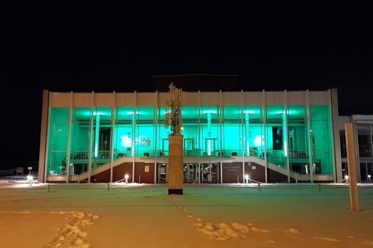 Auch das Heinz-Hilpert-Theater in Lünen wurde grün angeleuchtet. Foto: Volker Hoffmann