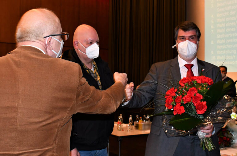 Direkt nach seiner Wahl zum Bundestagskandidaten der SPD erhielt Michael Thews (rechts) die Glückwünsche vom Werner SPD-Chef Siegfried Scholz (links). Foto: SPD