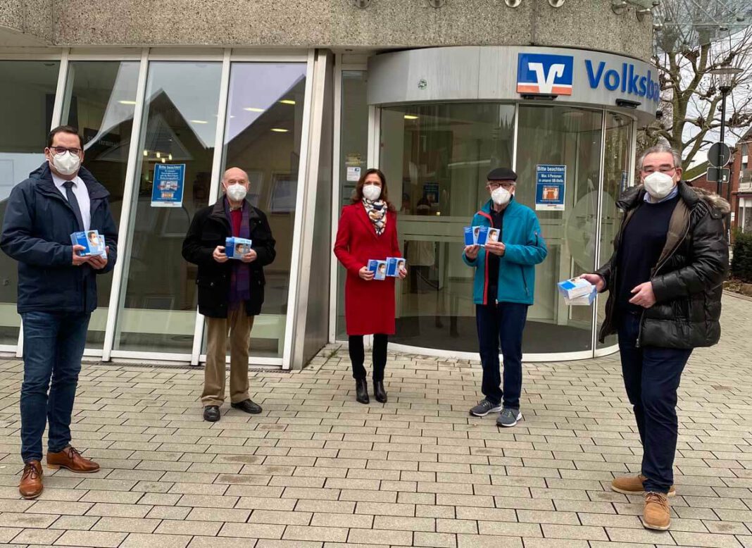 Übergabe Masken Auf dem Foto (v.l.) freuen sich Christian Zumdick (Lions Club Werne an der Lippe), Dieter Schimmel (Tafel Werne), Andrea Calovini (Arbeitsgemeinschaft Flüchtlinge Werne e.V.), Dr. Hermann Steiger (Arbeitsgemeinschaft Flüchtlinge Werne e.V.) und der aktuelle Club-Präsident Chrstian Schmid bei der Übergabe der 2.000 FFP2-Masken. Foto: Philipp Gärtner