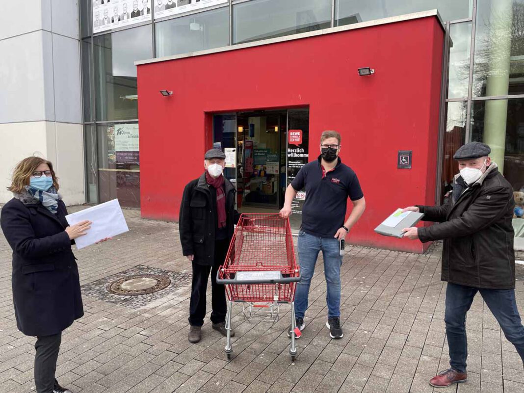 Übergabe_Werner_Tafel Das Foto zeigt (von links) Christiane Steinkuhl („Wir für Werne“), Dieter Schimmel, ReweMarktleiter Georg Schlomberg und Hubertus Waterhues („Wir für Werne“). Foto: Werne Marketing