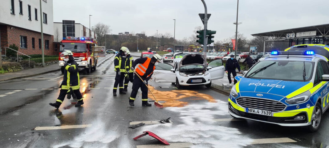 Unfall_B54 Vier Verletzte, darunter drei Kinder, forderte am Samstagnachmittag ein Verkehrsunfall in Werne. Zahlreiche Rettungskräfte waren im Einsatz. Foto: Feuerwehr Werne