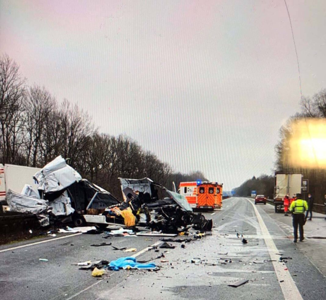 VU_A1_Sprinter Der Fahrer krabbelte glücklicherweise nur leicht verletzt aus dem Sprinter-Wrack. Foto: Polizei Münster