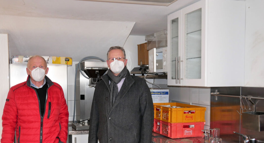 Vorsitzender Dr. Dirk Bökenkamp (rechts) und sein Stellvertreter Klaus Wortmann erläuterten die geplanten Sanierungsmaßnahmen in den Clubräumlichkeiten unter der Tribüne im Freibad Werne. Foto: Gaby Brüggemann