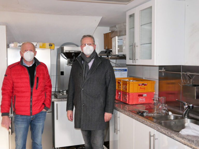 Vorsitzender Dr. Dirk Bökenkamp (rechts) und sein Stellvertreter Klaus Wortmann erläuterten die geplanten Sanierungsmaßnahmen in den Clubräumlichkeiten unter der Tribüne im Freibad Werne. Foto: Gaby Brüggemann