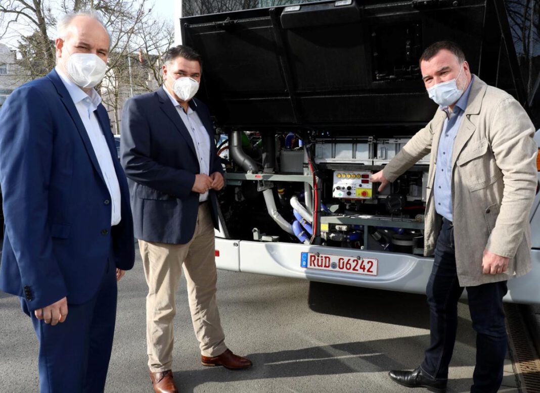 Wasserstoffbus macht Station am Kreishaus Unna, 24.02.2021 Foto: VKU VKU-Geschäftsführer André Pieperjohanns (l.) und Landrat Mario Löhr ließen sich von Van Hool-Verkaufsberater Manfred Gerster (r.) die Technik des besonderen Busses erklären. Foto: Volkmer
