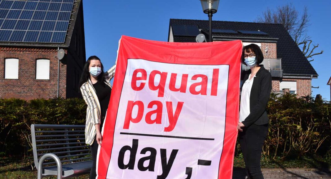 Die Gleichstellungsbeauftragten Miriam Lepper (l.) und Simone Struckamp machen am Equal Pay Day auf die ungleiche Bezahlung von Frauen und Männern aufmerksam. Foto: Gemeinde Ascheberg