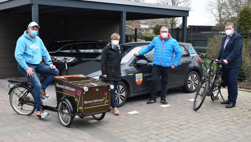 2021 03 25 PM Mobilitätsbefragung Unternehmen - Erinnerung zur Teilnahme Bürgermeister Thomas Stohldreier (r.), Bernd Heitmann (l.), Daniela Klaas (2.v.l.) und Christian Deitermann (2.v.r.) von den Gewerbevereinen Pro Ascheberg und Herbern Parat laden die Unternehmen ein, den Fragebogen zur Mobilität zu beantworten. Foto: Gemeinde Ascheberg