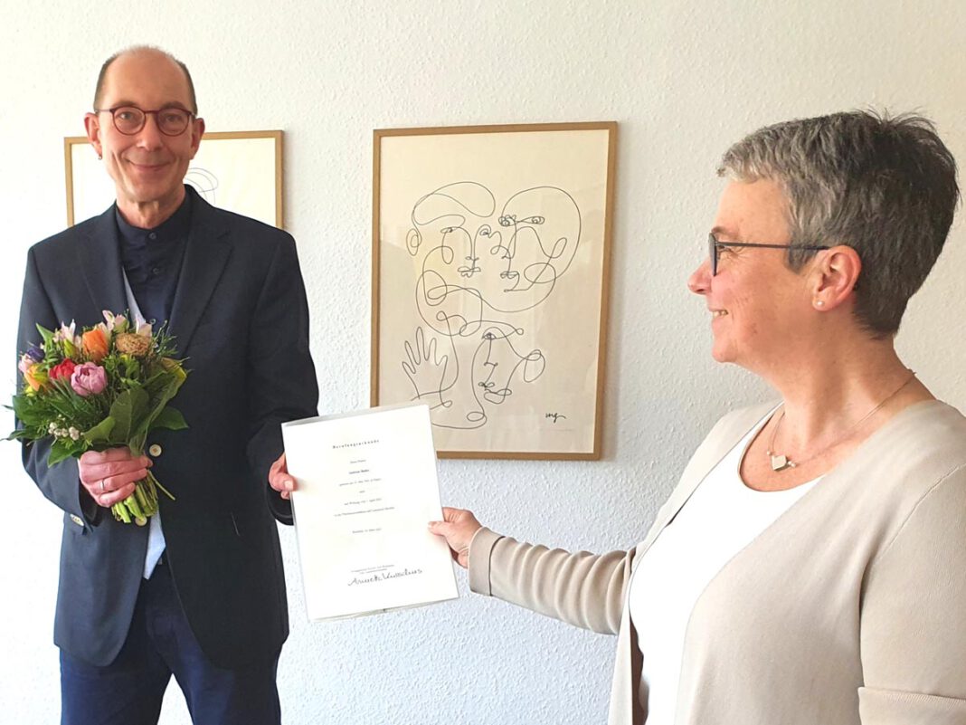 21-03-31 Pfarrer Andreas Bader erhält Diensturkunde von Supeprintendentin Goldbeck Superintendentin Kerstin Goldbeck überreicht Andreas Bader, dem neuen Pfarrer der Kirchengemeinde Werne, seine Ernennungsurkunde. Foto: Evangelischer Kirchenkreis Hamm