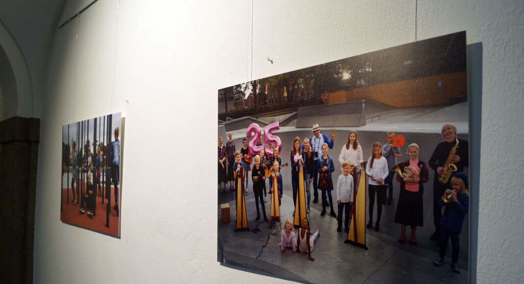 Zum zweiten Mal hängen die Bilder zum 25-jährigen Bestehen der Musikschule Selm in der Galerie des Amtshauses. Foto: M. Woesmann/Stadt Selm