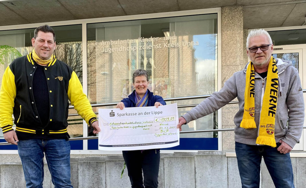 BVB_Spendenübergabe Spendenübergabe mit (v.l.) Supporters-Präsident Maik Jankowski, Annette Weber und Lothar Baltrusch. Foto: Privat