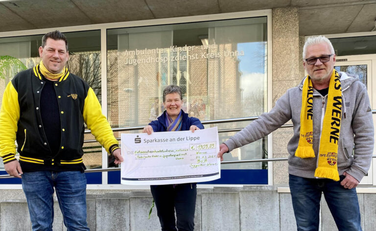 Spendenübergabe mit (v.l.) Supporters-Präsident Maik Jankowski, Annette Weber und Lothar Baltrusch. Foto: Privat