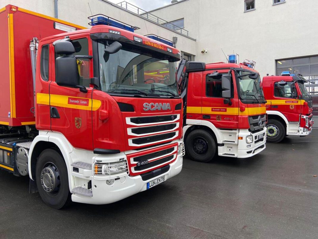 Bild 1 Abbiegeassistent Feuerwehr 9.2.2021 Die beiden „Knubbel“ an der Fahrzeugfront sind neu: Darin steckt moderne Kamera- und Radartechnik. Sie hilft dabei, die Fahrerinnen und Fahrer vor Gefahren im toten Winkel zu warnen. Foto: Stadt Lünen