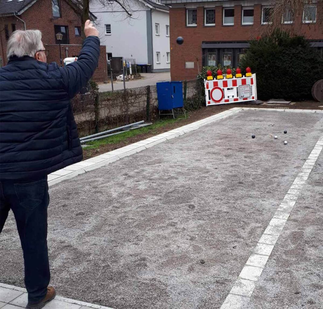 Boule01 Heribert Schwartländer hat den Bouleplatz getestet und für nicht gut empfunden. Der Untergrund ist wie auch Bettina Kraß angemerkt hat, eine Katastrophe. Foto: Isabel Schütte