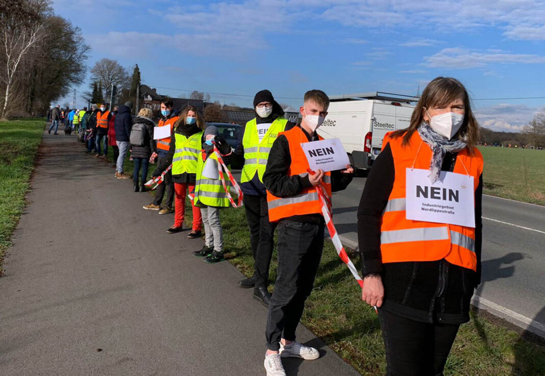 Bürgerinitiative_Demo Am 19. März 2021 hatten zahlreiche Klimaschützer gegen das geplante neue Gewerbegebiet demonstriert. Nun hat sich eine Bürgerinitiative gegründet. Foto: Privat