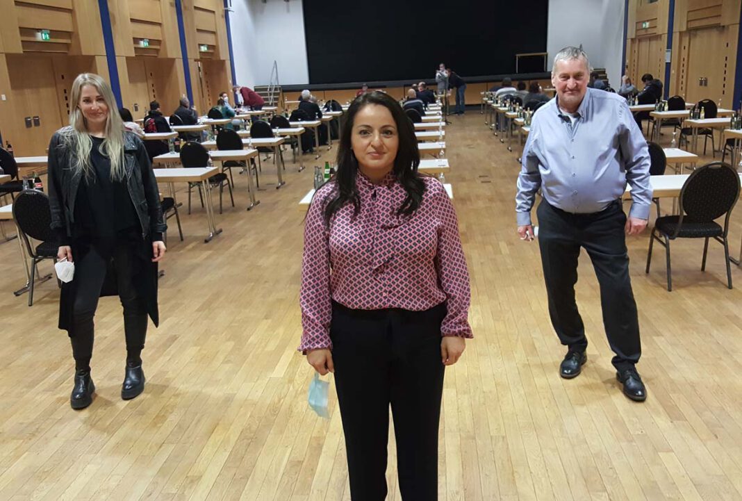 Die Linke, Rebekka Kämpfe Die Bundestagsabgeordnete Sevim Dağdelen (Mitte) beglückwünschte Direktkandidatin Rebekka Kämpfe. Rechts Martin Pausch, Fraktionschef der Linken in Werne. Foto: Wagner