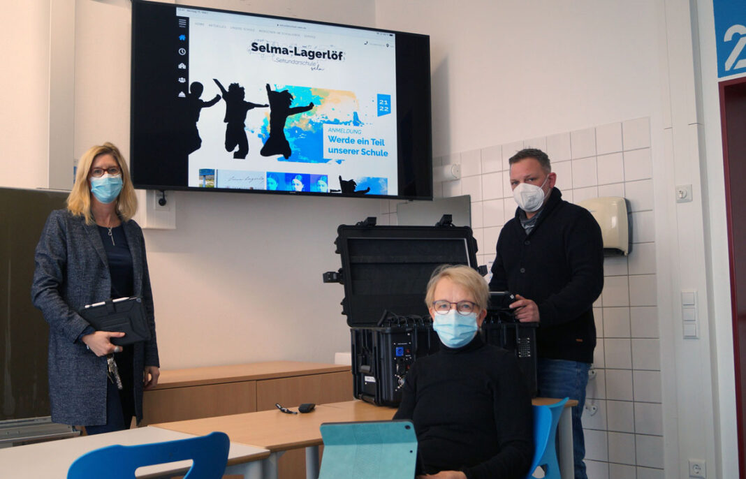 Digitalisierung Sekundarschule Selm Die Selma-Lagerlöf-Sekundarschule ist in Sachen Digitalisierung bereits gut aufgestellt. Schulleiterin Karin Vogel (M.), Stellvertreterin Eva Graß-Marx sowie Alexander Braun aus dem E-Team Medien wollen dies aber noch weiter ausbauen. Foto: M. Woesmann / Stadt Selm