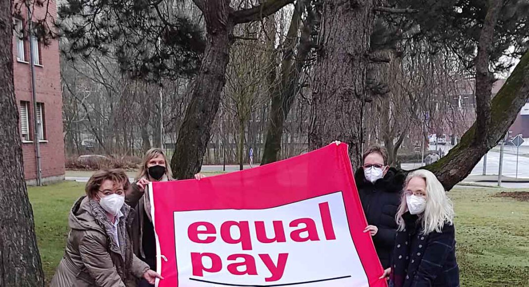 Monika EIchmanns Gleichstellungsbeauftragte der Stadt Werne, und Mitstreiterinnen in der Verwaltung weisen auf den Equal Pay Day hin. Foto: Stadt Werne
