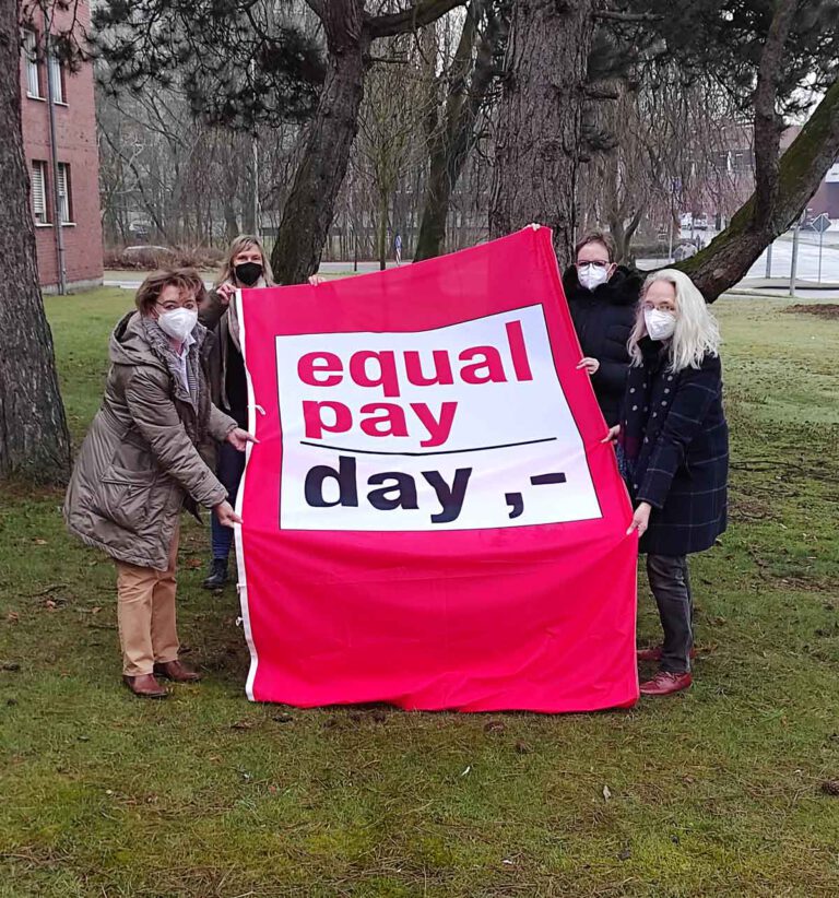 Monika EIchmanns Gleichstellungsbeauftragte der Stadt Werne, und Mitstreiterinnen in der Verwaltung weisen auf den Equal Pay Day hin. Foto: Stadt Werne