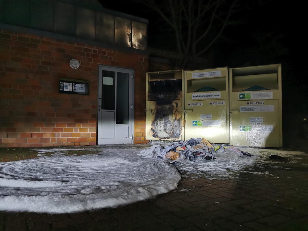Feuerwehr_Container brennt Hinter dem Kolpinghaus fing ein Altkleider-Container Feuer. Die Wehr löschte mit Schaum. Foto: Feuerwehr Werne