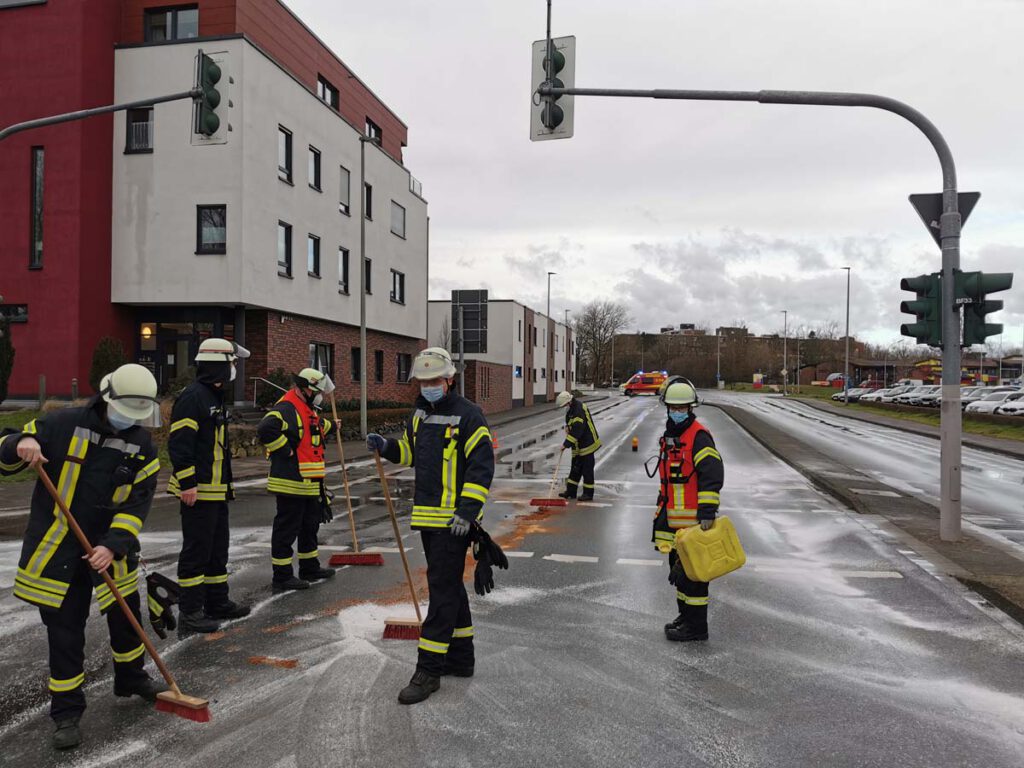 Auf dem Rückweg von einem Einsatz entdeckte die Feuerwehr eine Ölspur im Kreuzungsbereich. Foto: Feuerwehr Werne