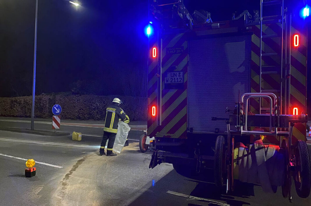 Feuerwehr_Ölspur Kaufpark Eine Ölspur von der Horster Straße bis zum Kaufpark-Parkplatz sorgte für einen Feuerwehreinsatz. Foto: Feuerwehr Werne
