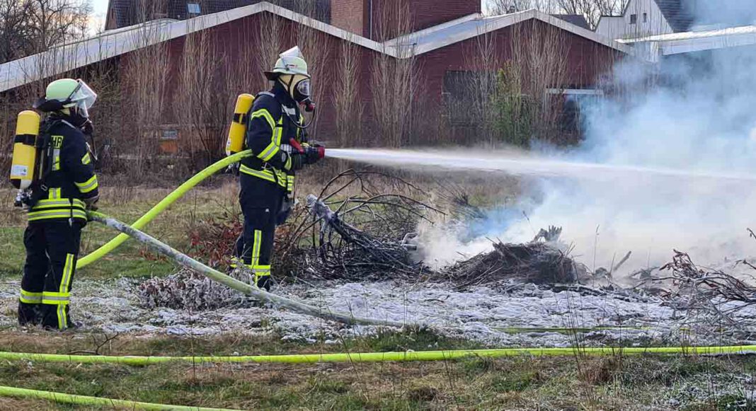 Feuerwehr_Spielplatz 1 Die Freiwillige Feuerwehr rückte am Freitagnachmittag zum Spielplatz der Steinkampsiedler aus und löschten dort einen Brand. Foto: Feuerwehr Werne