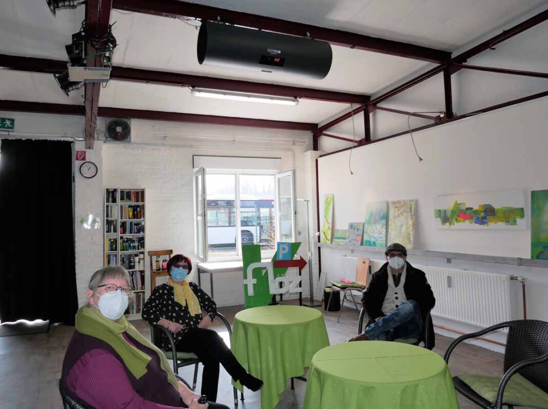 FlözK Zwei leistungsstarke Lüftungsanlagen unter der Decke und ein neues Fenster mit zwei großen Flügeln zum Öffnen sorgen zum Neustart bei Veranstaltungen des Kunst- und Kulturvereins FlözK für die Verbesserung des Raumklimas. Stephanie Kaltenborn (links), Wilma Cramer und Roland Sperlich stellten den geplanten Neustart vor. Foto: Gaby Brüggemann