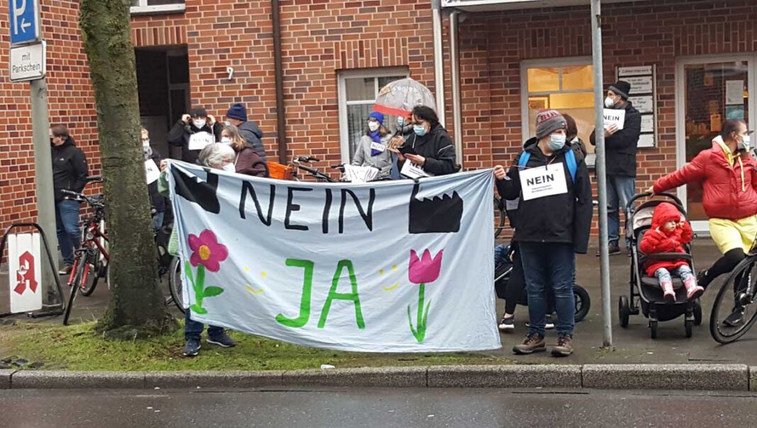 Gewerbegebiet_Demo Rund 150 Menschen demonstrierten vor der Ausschuss-Sitzung im Kolpingsaal gegen das geplante Gewerbegebiet Nordlippestraße Nord. Foto: Wagner