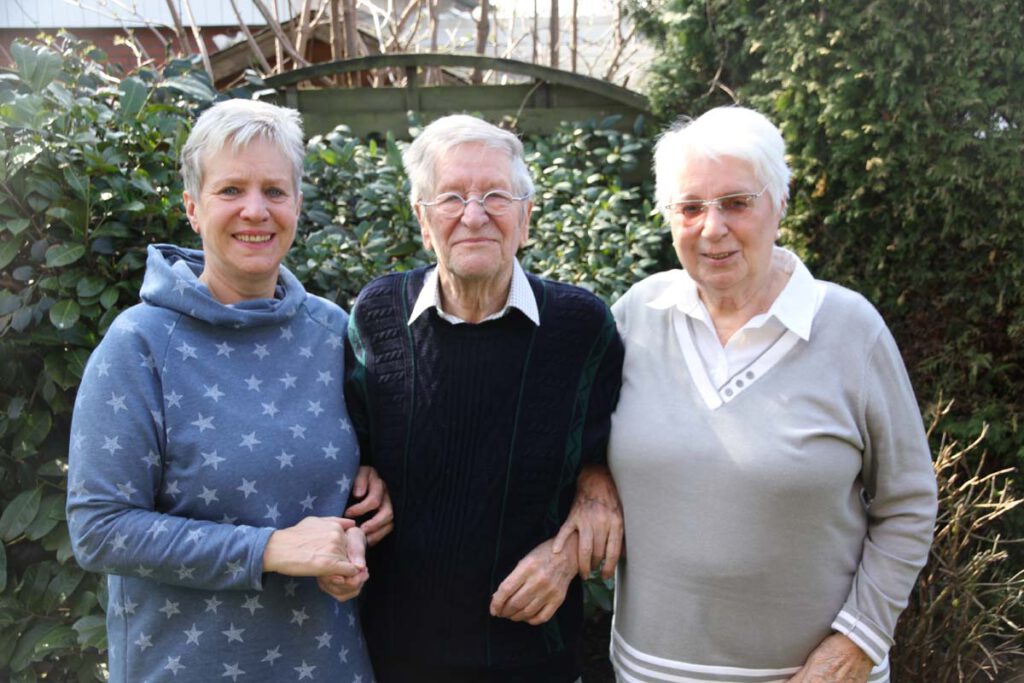 Hansi Schmitt feiert seinen 95. Geburtstag - natürlich mit Ehefrau Erika und Tochter Kornelia. Foto: Wagner