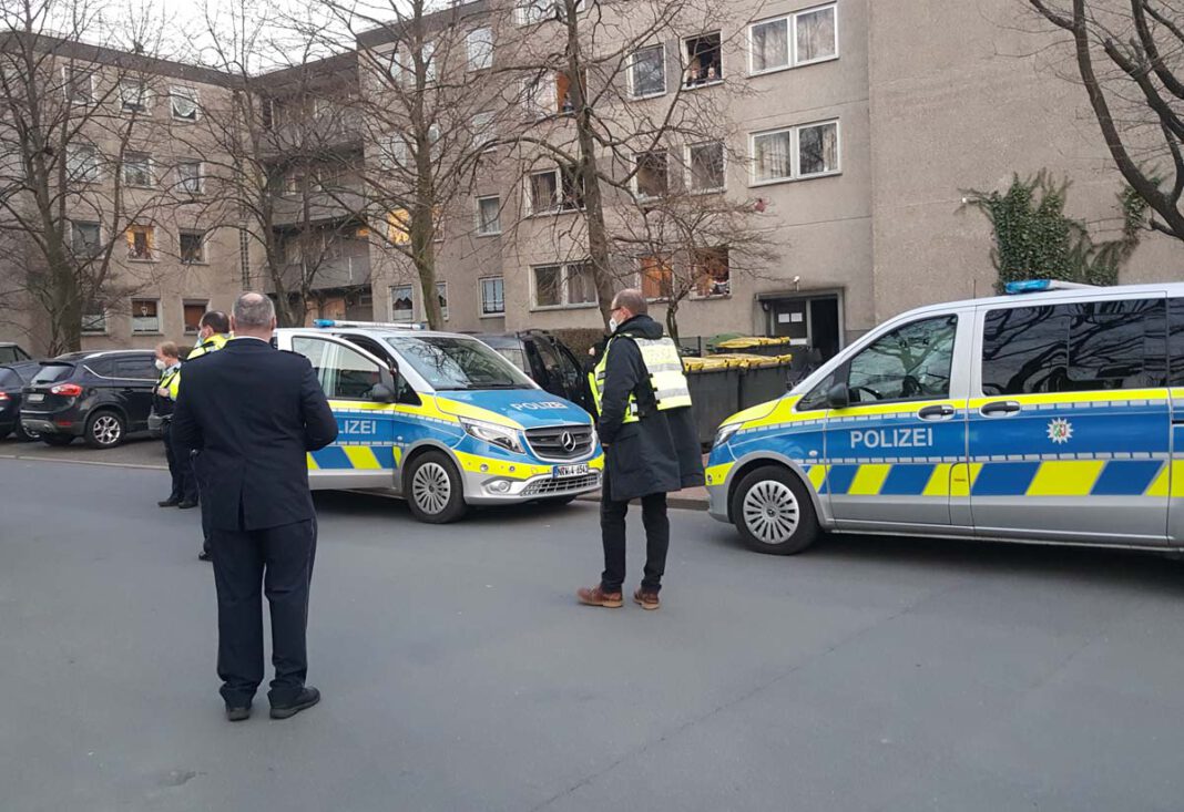 Holtkamp_Polizeieinsatz 2 Zu einem Polizei-Einsatz rund um das Haus am Holtkamp, in dem sich über 50 Personen in Quarantäne befinden, am Mittwochnachmittag. Foto: Wagner