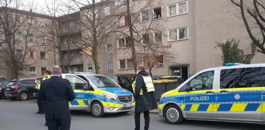 Zu einem Polizei-Einsatz rund um das Haus am Holtkamp, in dem sich über 50 Personen in Quarantäne befinden, am Mittwochnachmittag. Foto: Wagner