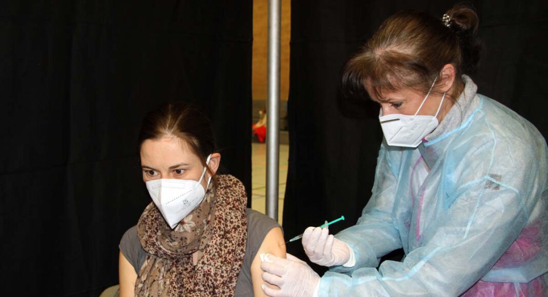 Lehrerin Ina Klimek erhält von Dr. Helga Hoppe die erste Impfung. Foto: Wagner
