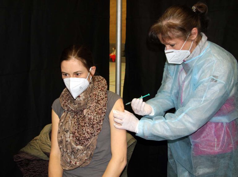 Lehrerin Ina Klimek erhält von Dr. Helga Hoppe die erste Impfung. Foto: Wagner