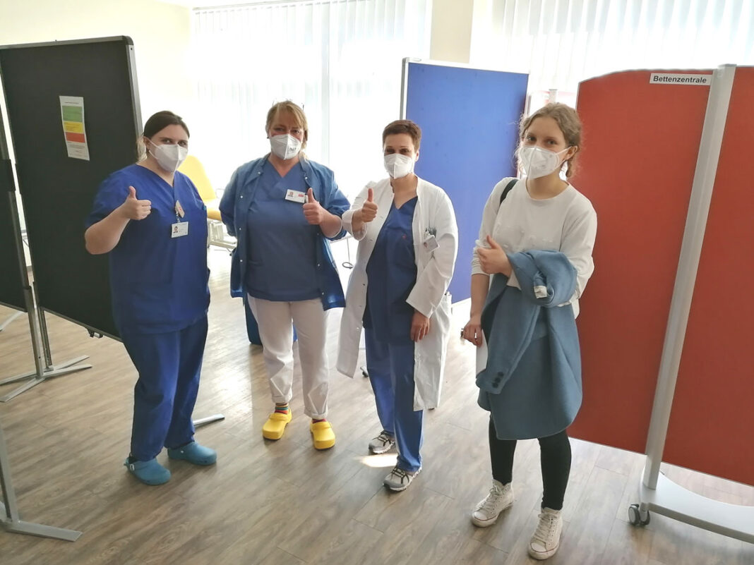Impfung_krankenhaus Letzte Impfung der ersten Serie im Krankenhaus in Werne: Lilly Fischer (von rechts), Impfärztin Dr. Kristin Ulm- Röske, Hygienfachkraft Christiane Diller und die medizinische Fachangestellte Sara Backhus. Foto: Risse