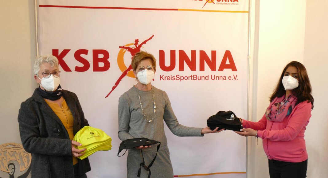 Brigitte Gbur und Annette Prömel nahmen die Giveaways beim KreisSportBund Unna entgegen. Foto: WSC