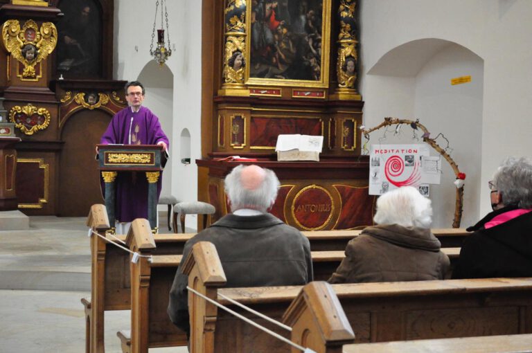 Nach den Messen am Sonntag informierte Guardian Pater Romuald Hülsken die Gottesdienstbesucher über die notwendige Erneuerung der Heizung im Kapuzinerkloster und bat um Spenden. Foto: Schwarze